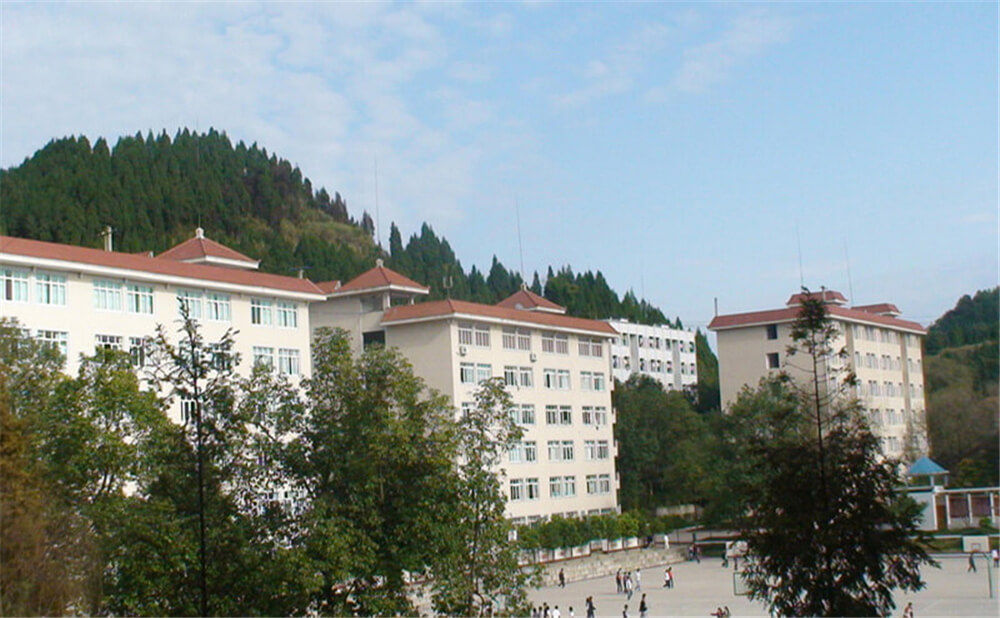 建興中學(xué)學(xué)校環(huán)境怎么樣？