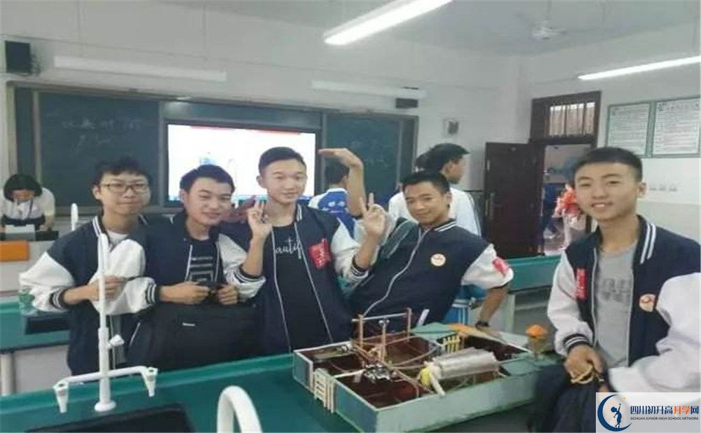 賈家中學(xué)一學(xué)期的學(xué)費是多少？